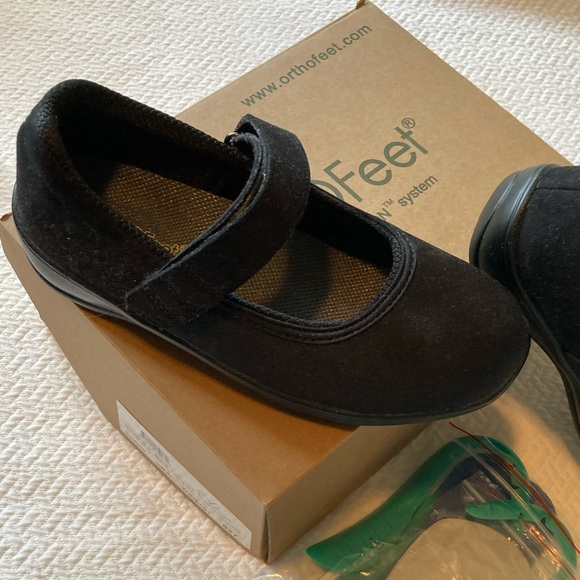 Orthofeet Shoes - Orthofeet Mary Jane all stretch upper shoes. Ortho cushion system support